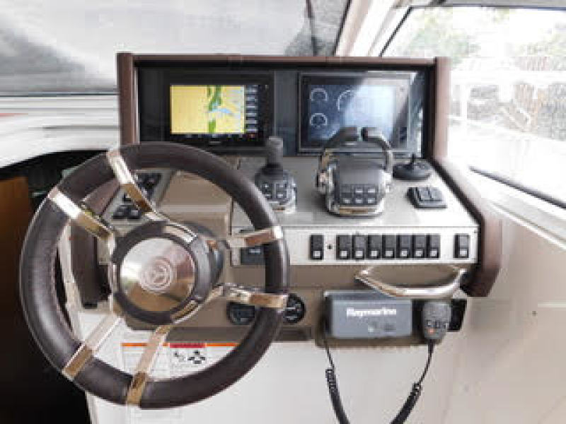 39' 2015 Cruisers Yachts Express Coupe