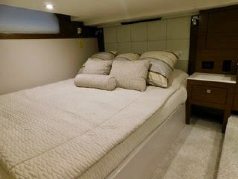 39' 2015 Cruisers Yachts Express Coupe