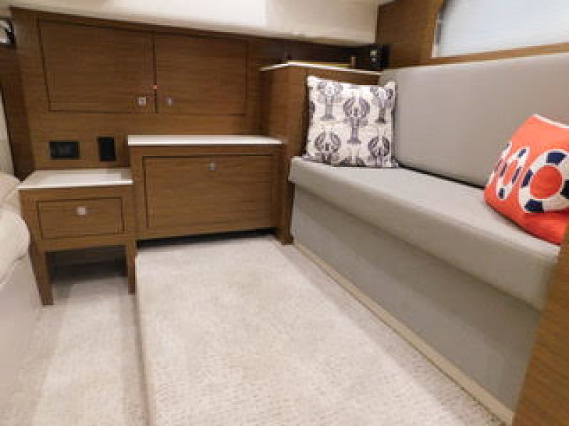 39' 2015 Cruisers Yachts Express Coupe
