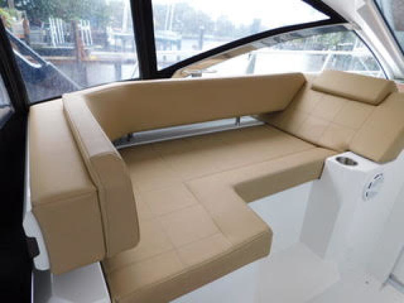 39' 2015 Cruisers Yachts Express Coupe