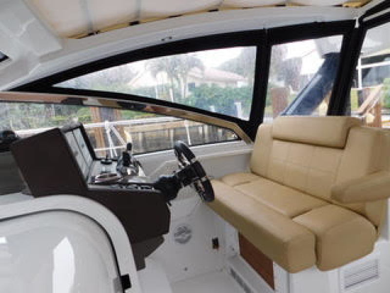 39' 2015 Cruisers Yachts Express Coupe