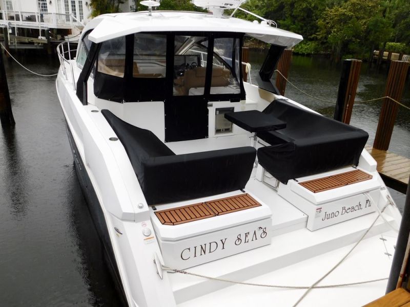 39' 2015 Cruisers Yachts Express Coupe