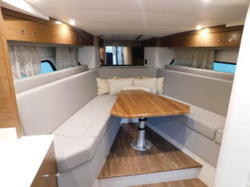 39' 2015 Cruisers Yachts Express Coupe