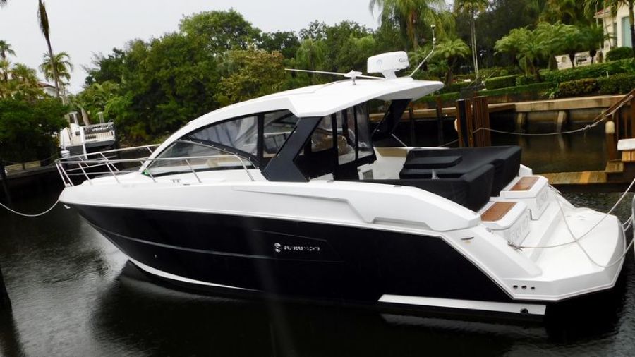 39' 2015 Cruisers Yachts Express Coupe