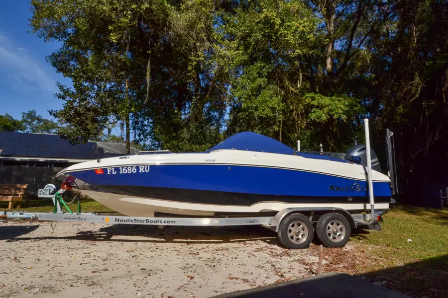 2019 NauticStar 203 DC Deck