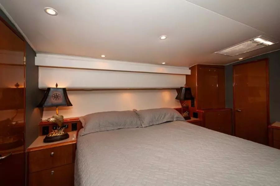 2001 61 Viking Convertible Ellie B Master Stateroom