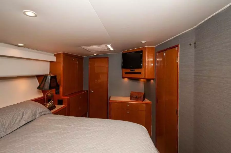 2001 61 Viking Convertible Ellie B Master Stateroom