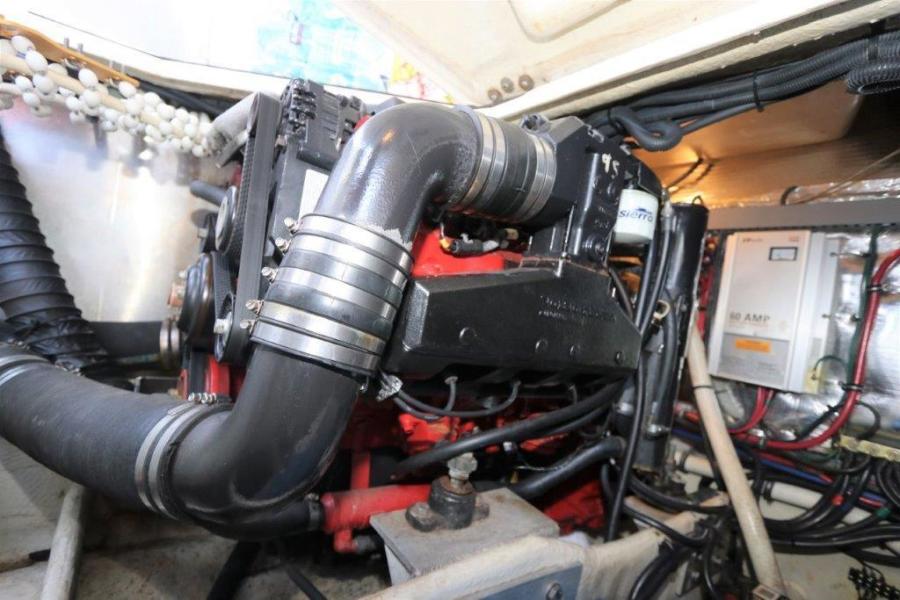 35' 2005 Regal 3560 Commodore