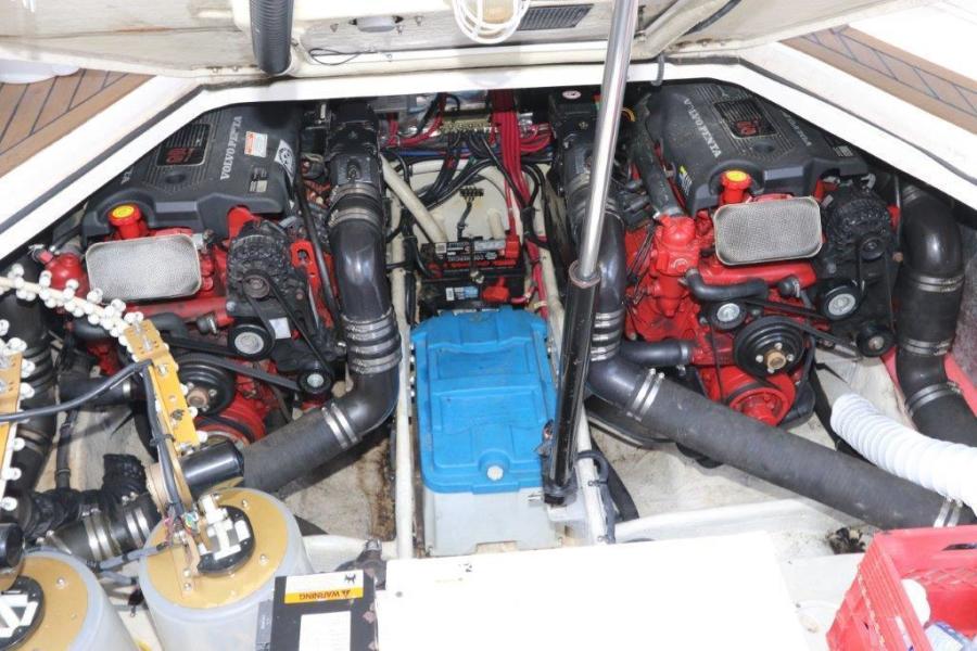 35' 2005 Regal 3560 Commodore