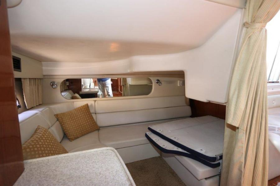 35' 2005 Regal 3560 Commodore