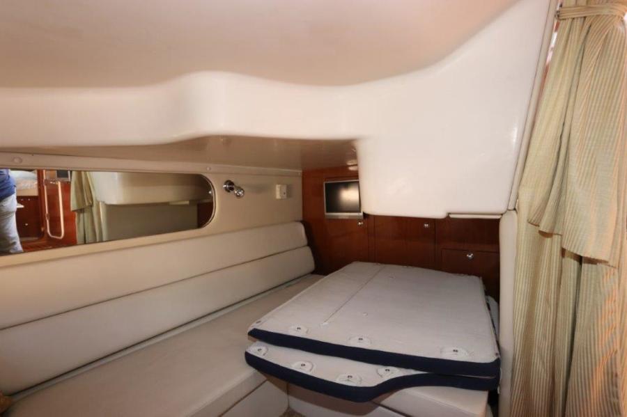 35' 2005 Regal 3560 Commodore