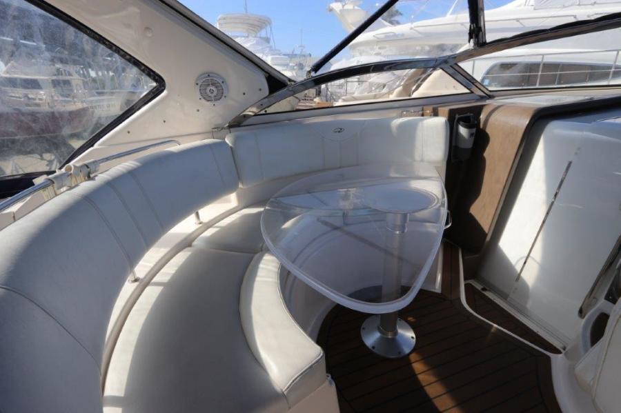 35' 2005 Regal 3560 Commodore