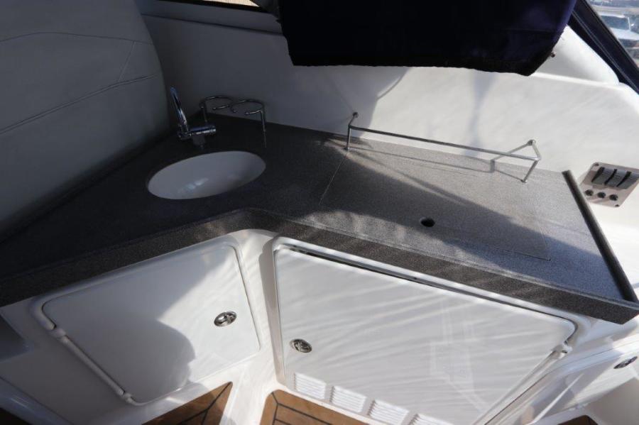 35' 2005 Regal 3560 Commodore