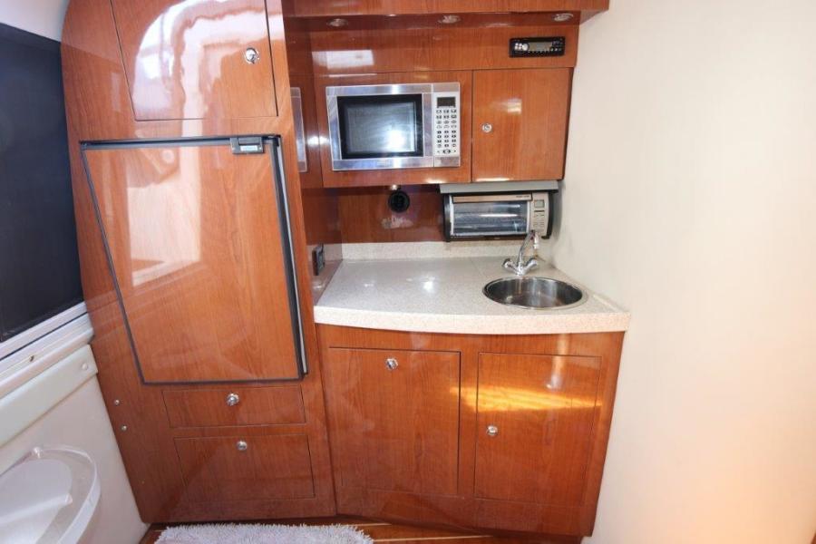 35' 2005 Regal 3560 Commodore