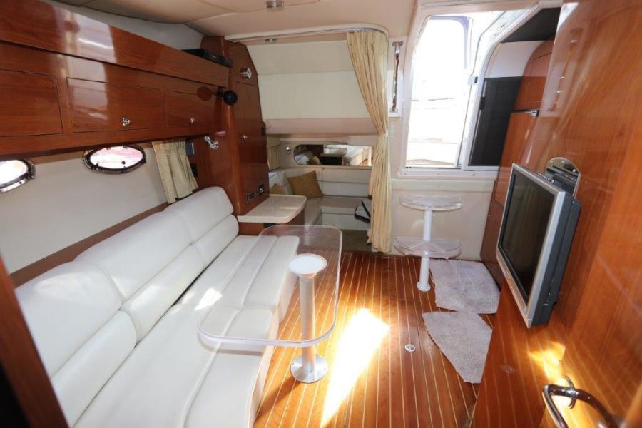 35' 2005 Regal 3560 Commodore