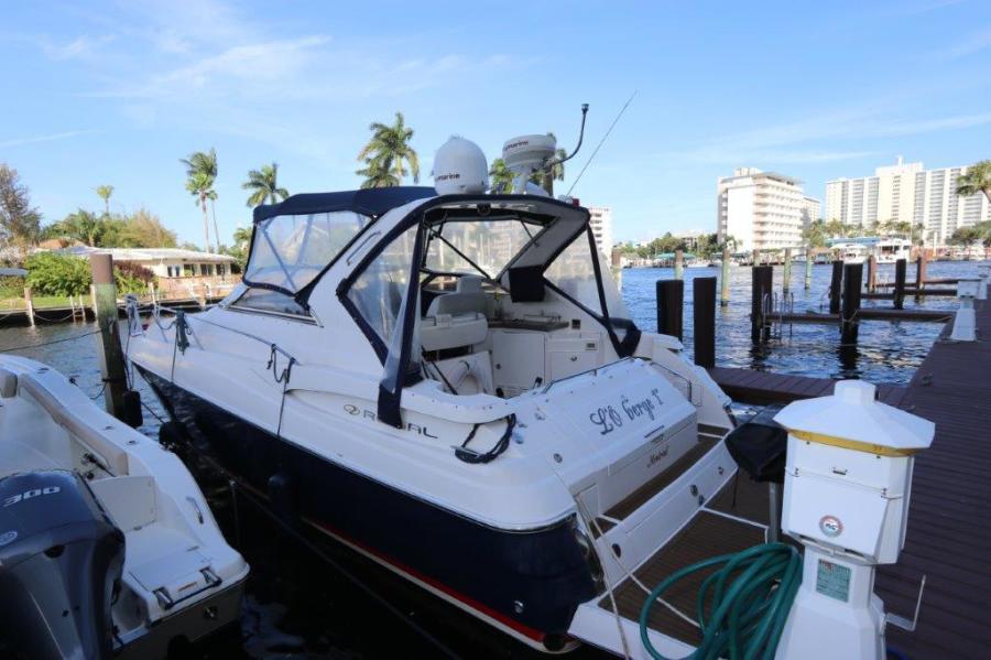 35' 2005 Regal 3560 Commodore