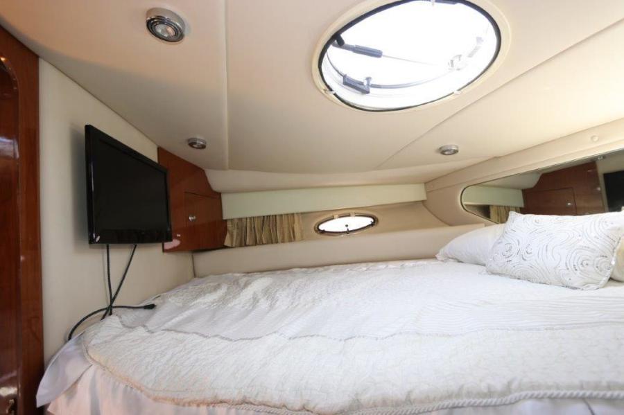 35' 2005 Regal 3560 Commodore