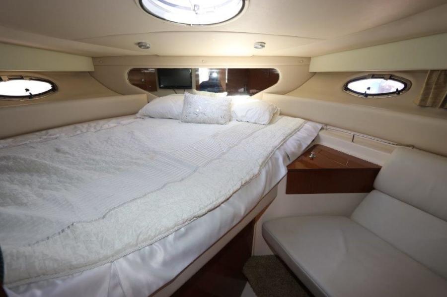 35' 2005 Regal 3560 Commodore