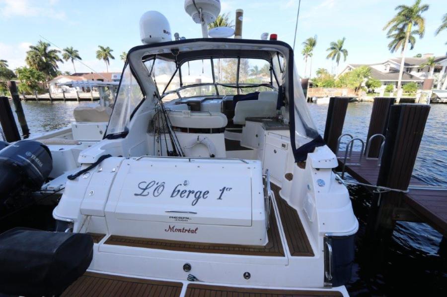 35' 2005 Regal 3560 Commodore