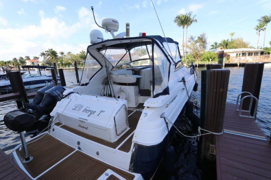 35' 2005 Regal 3560 Commodore