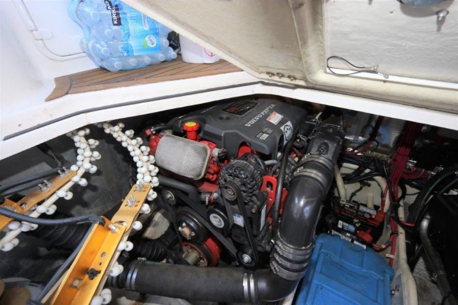 35' 2005 Regal 3560 Commodore