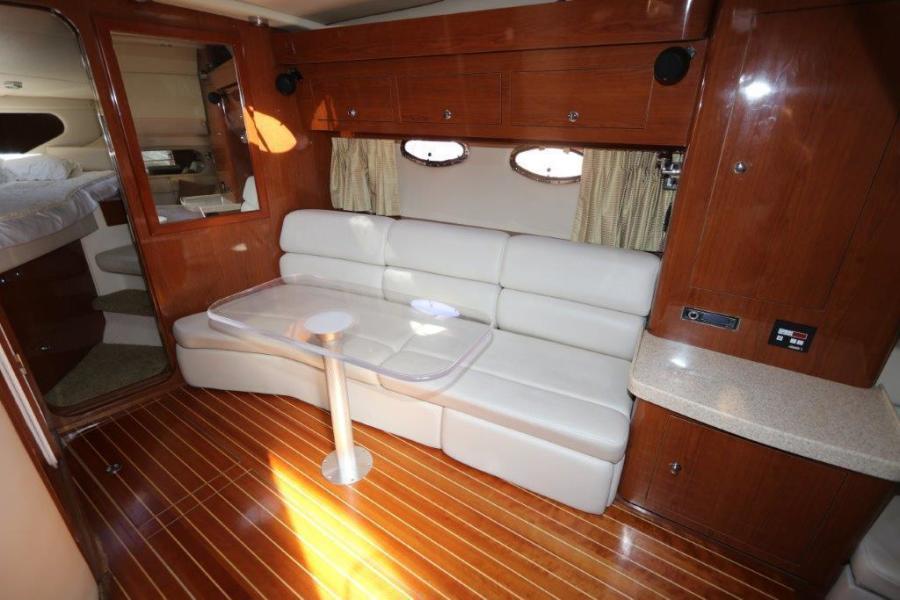 35' 2005 Regal 3560 Commodore