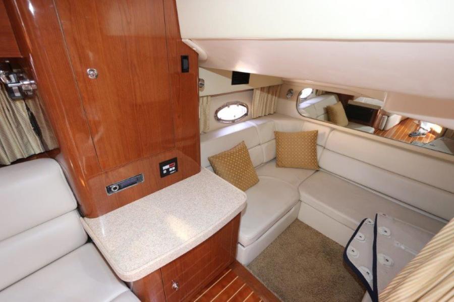 35' 2005 Regal 3560 Commodore