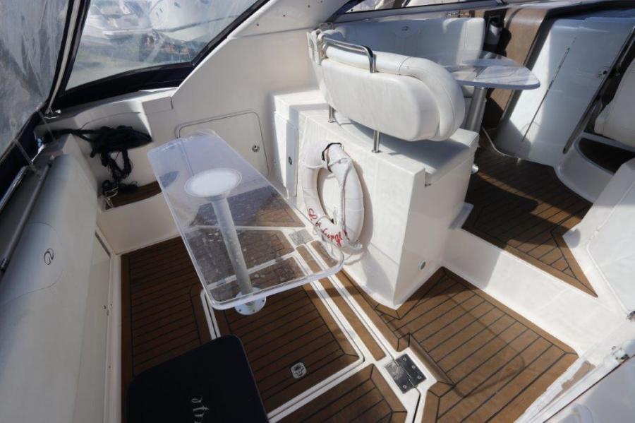 35' 2005 Regal 3560 Commodore