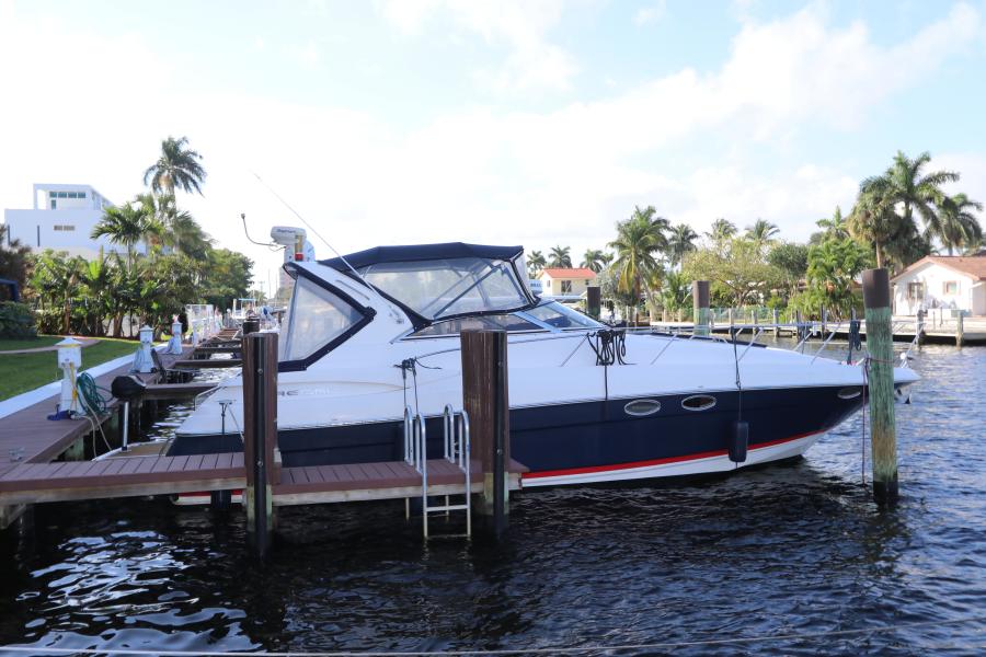 35' 2005 Regal 3560 Commodore