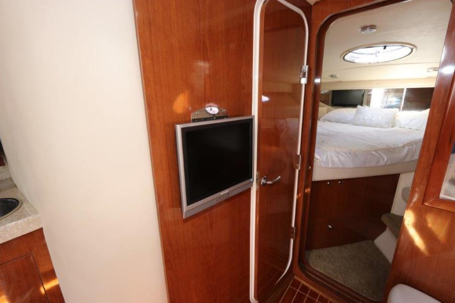 35' 2005 Regal 3560 Commodore