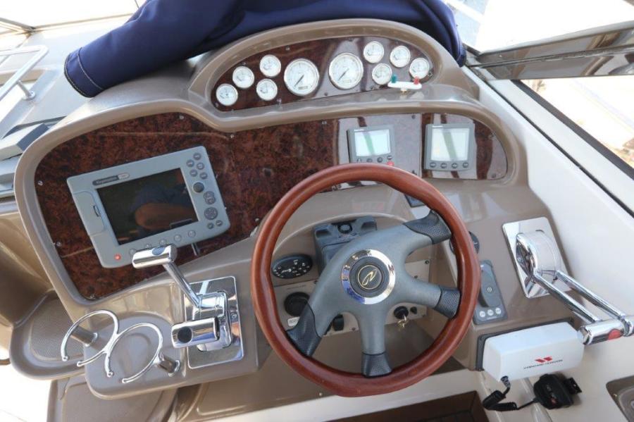 35' 2005 Regal 3560 Commodore