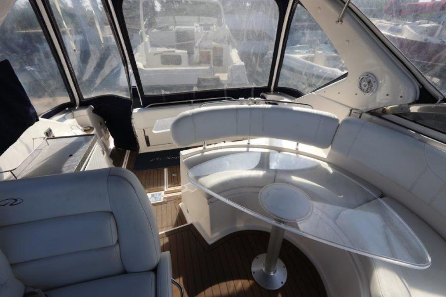 35' 2005 Regal 3560 Commodore