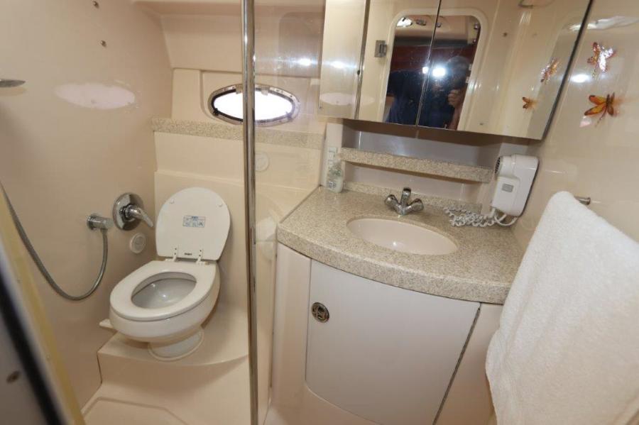 35' 2005 Regal 3560 Commodore