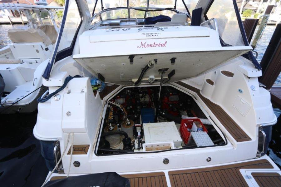 35' 2005 Regal 3560 Commodore