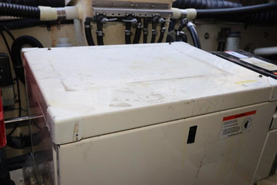 35' 2005 Regal 3560 Commodore