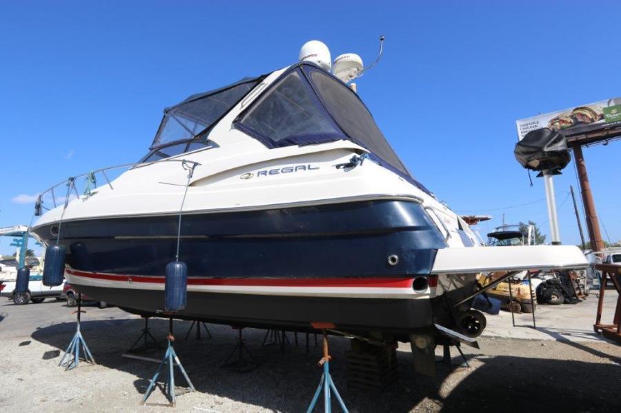 35' 2005 Regal 3560 Commodore