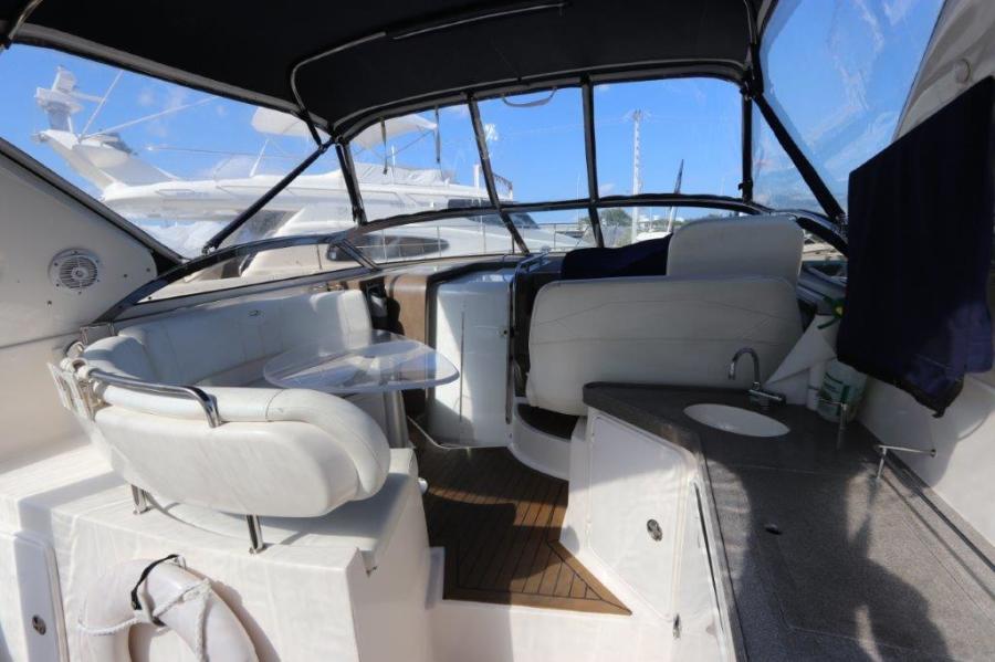 35' 2005 Regal 3560 Commodore