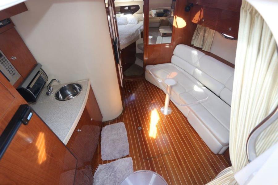 35' 2005 Regal 3560 Commodore