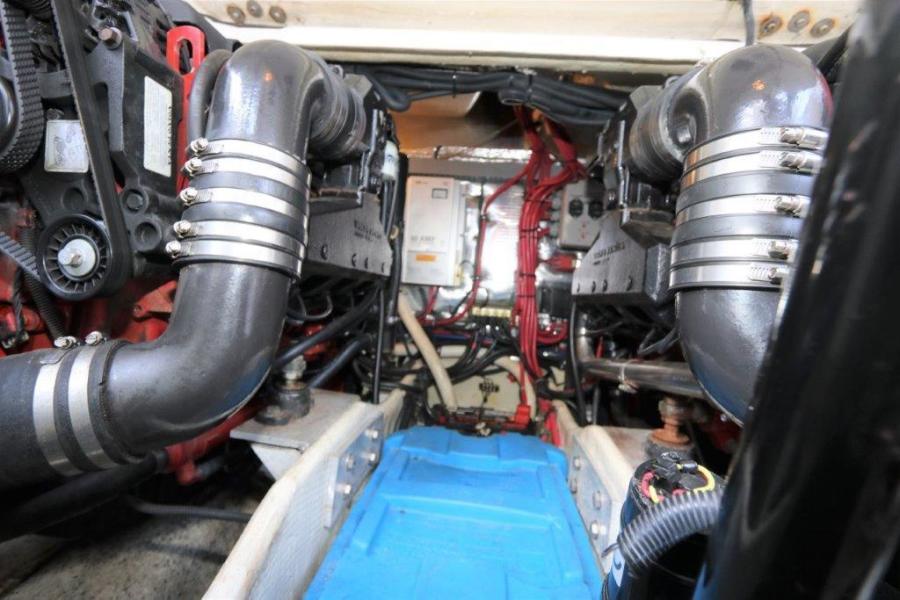 35' 2005 Regal 3560 Commodore