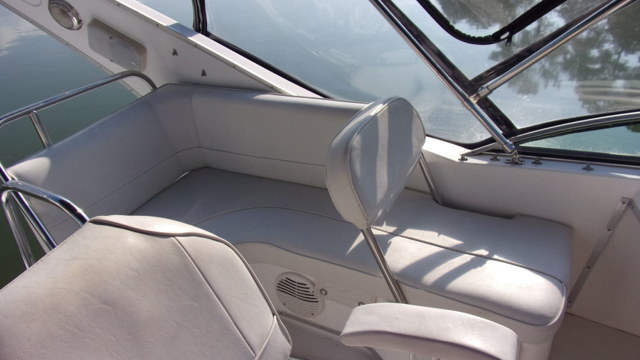 2000 Bayliner 3388 Command Bridge