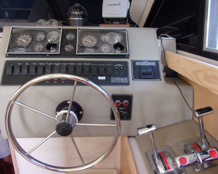 2000 Bayliner 3388 Command Bridge