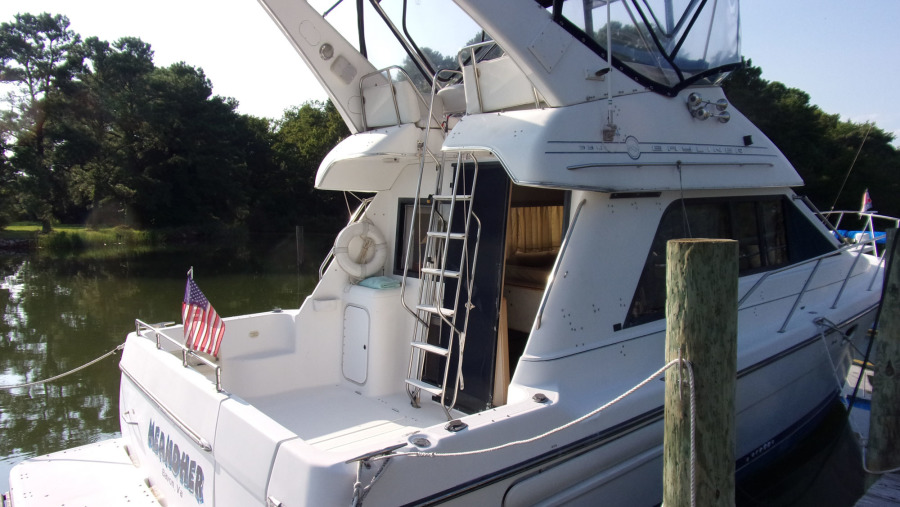 2000 Bayliner 3388 Command Bridge