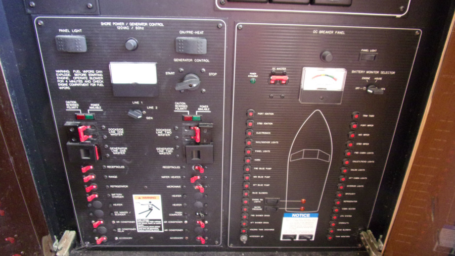 2000 Bayliner 3388 Command Bridge