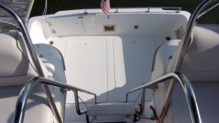 2000 Bayliner 3388 Command Bridge