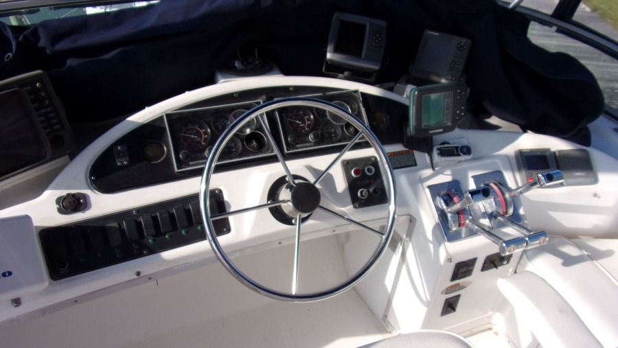 2000 Bayliner 3388 Command Bridge
