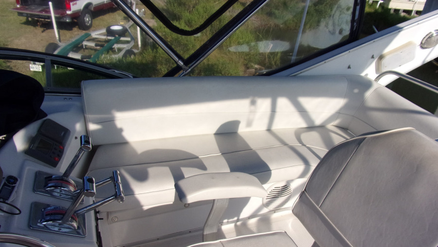 2000 Bayliner 3388 Command Bridge