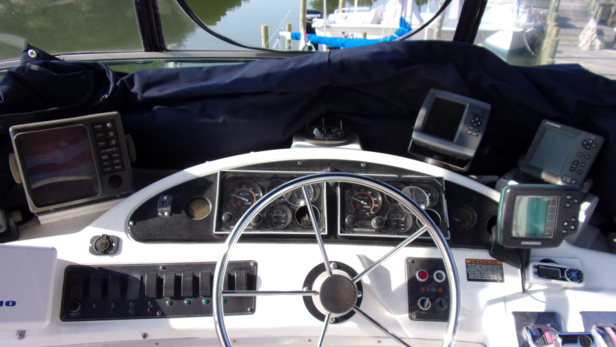 2000 Bayliner 3388 Command Bridge