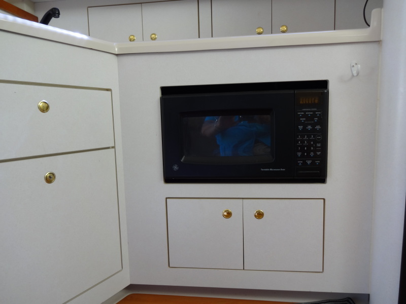 1998 Cruisers Yachts 35