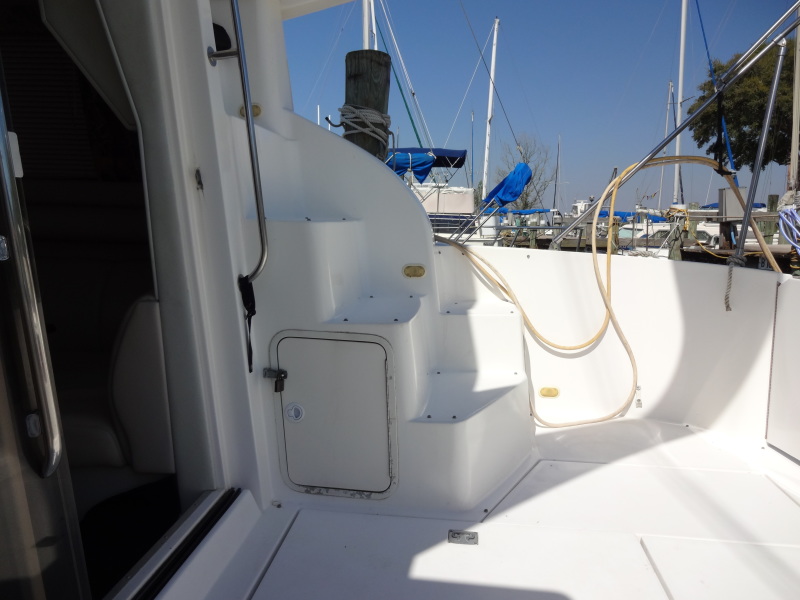 1998 Cruisers Yachts 35