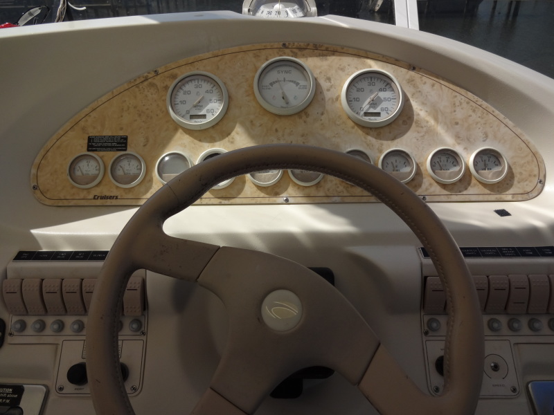 1998 Cruisers Yachts 35